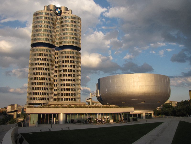 bmw vierzylinder_en_museum.jpg - Dinsdagavond maar eens gaan kijken bij het Olympia park en de BMW welt. Prominent aanwezig zodra je uit de metro stapt: der BMW vierzylinder met rechts het BMW museum.